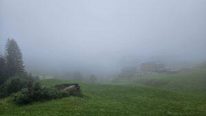 NRW on Tour dichter Nebel auf dem Arlbergpass