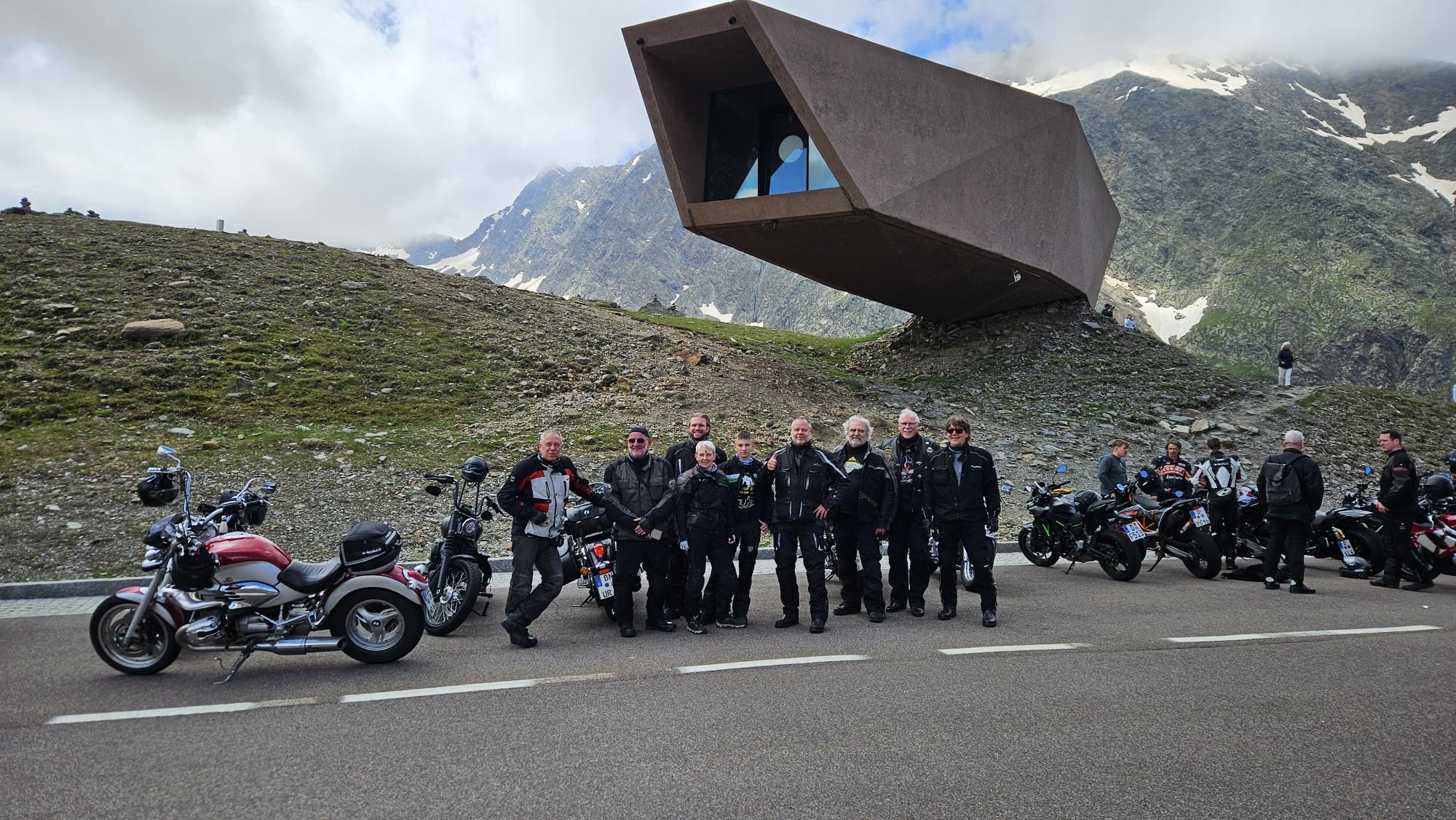 NRW on Tour auf der Passhöhe Timmelsjoch angekommen